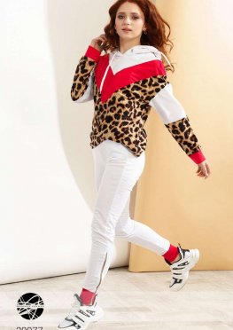 Спортивный костюм с леопардовым принтом
